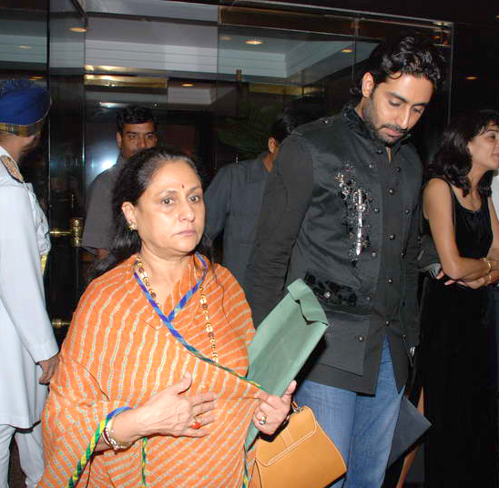 Abhishek Bachchan paints for Khushi at the Hlton Hotel - Jaya Bachchan, Abhishek Bachchan - 28