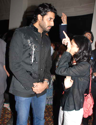 Abhishek Bachchan paints for Khushi at the Hlton Hotel - Abhishek Bachchan, Namrata Bachchan - 11