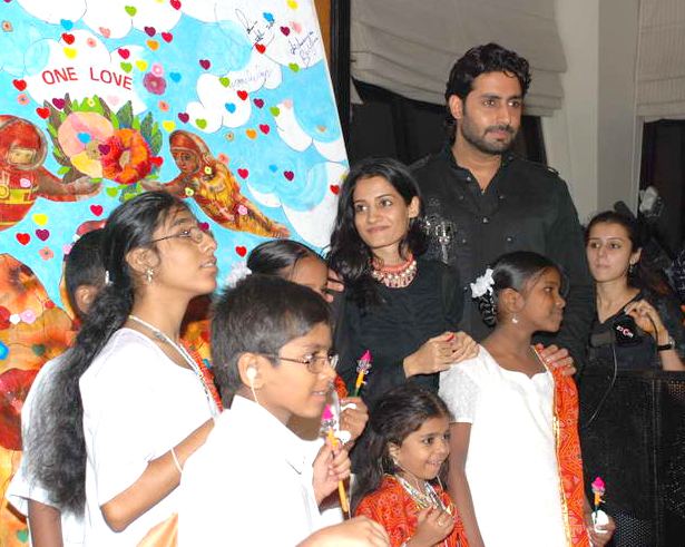 Abhishek Bachchan paints for Khushi at the Hlton Hotel - Abhishek Bachchan, Namrata Bachchan - 19