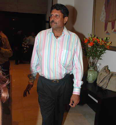 Abhishek Bachchan paints for Khushi at the Hlton Hotel - Kapil Dev - 5