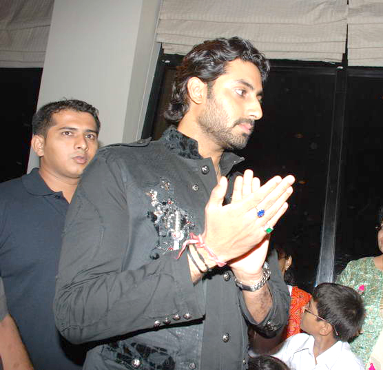 Abhishek Bachchan paints for Khushi at the Hlton Hotel - Abhishek Bachchan - 12