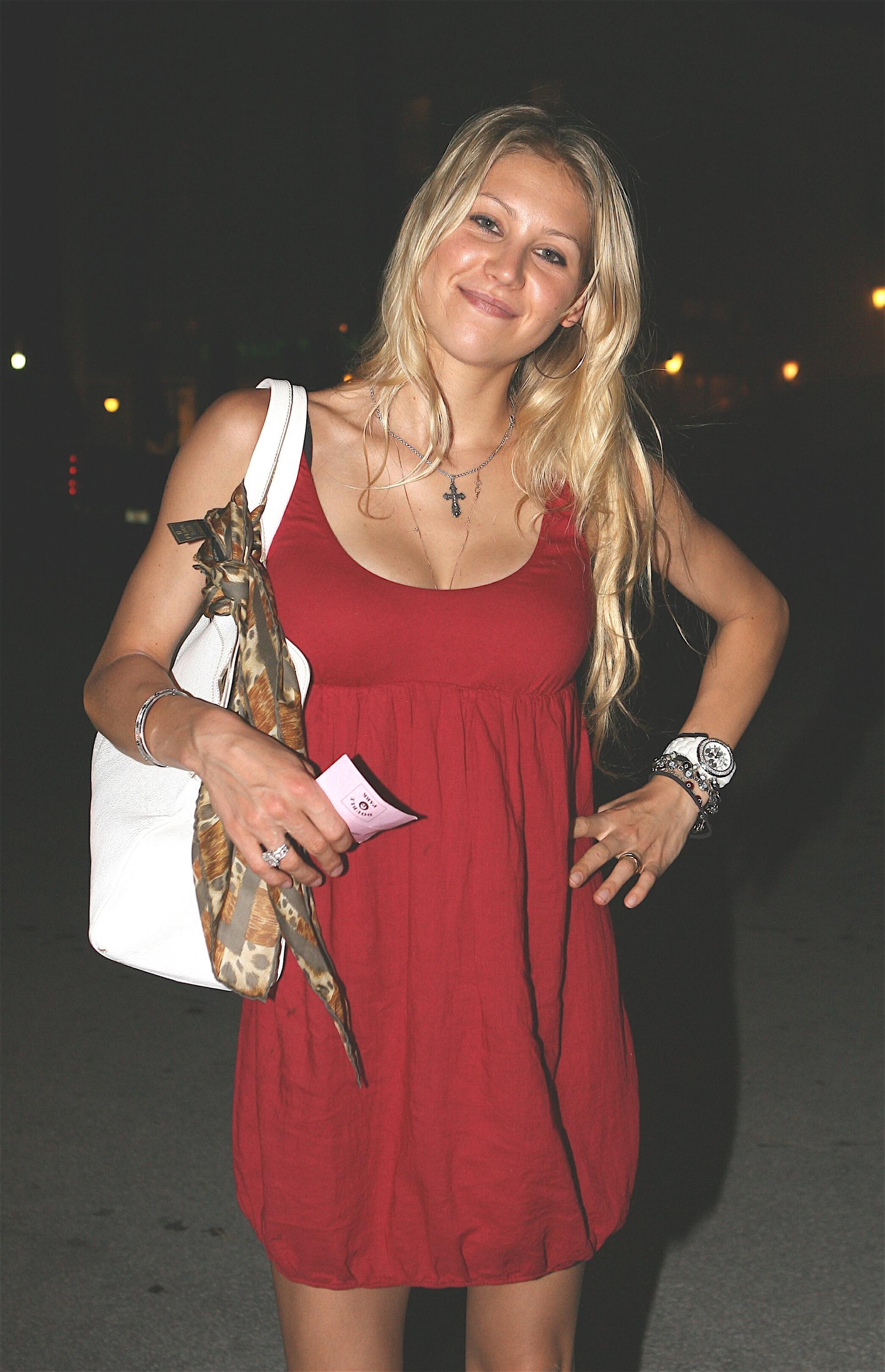 Anna Kournikova enjoys a night out in Miami Beach-12