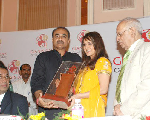 Preity Zinta And John Abraham Felicitated At Giants Day Awards- 2~0