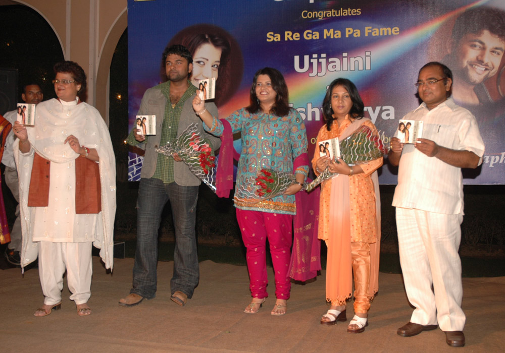 Album Ek Main Aur Ek Tu is out- Mayor Arti Mehra, Aishwarya, Ujjaini, Seema Mukherjee (Sa Re Ga Ma HMV), Mukesh Gupta (Graphisads)