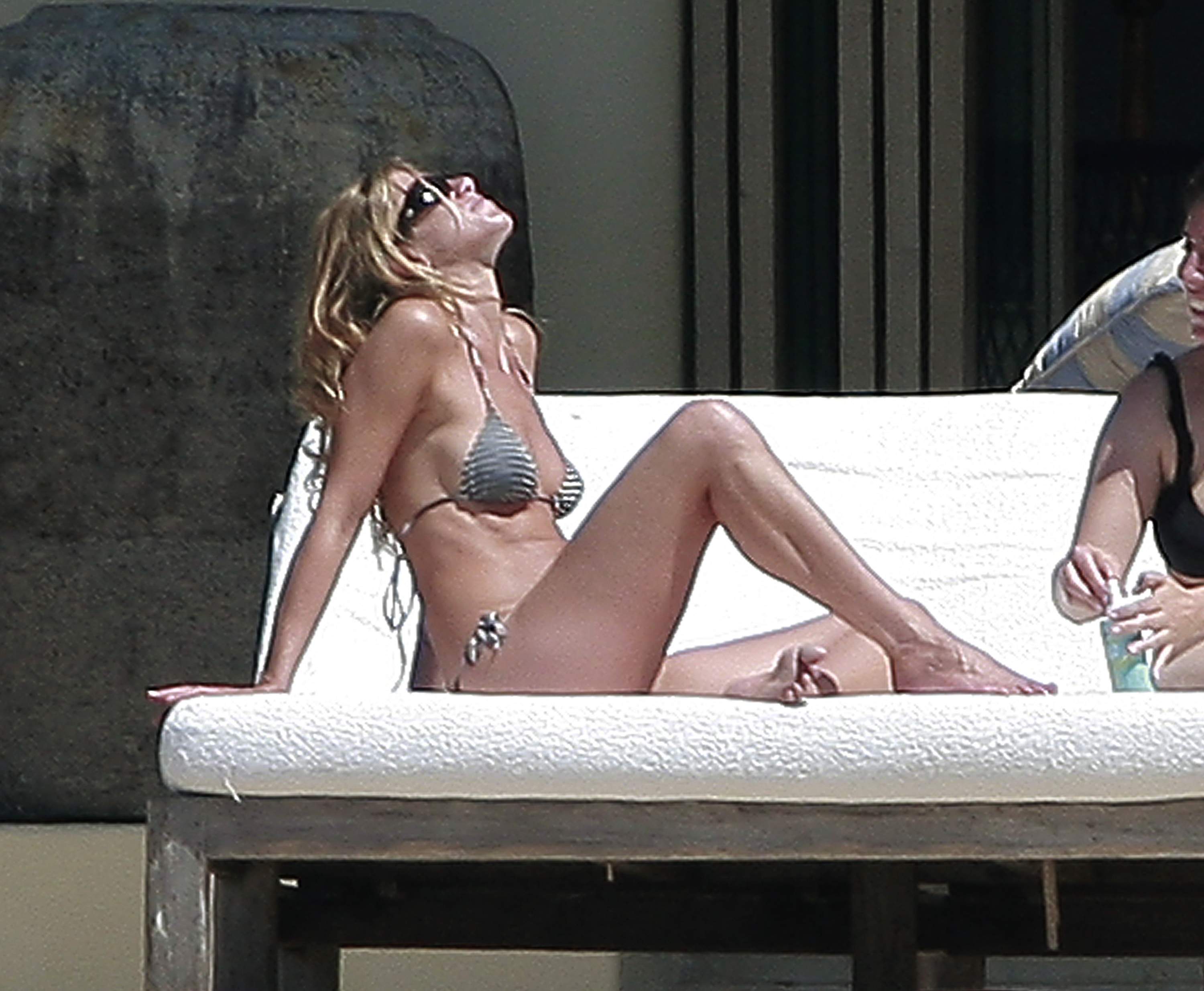 Jennifer Aniston enjoys the sun in Mexico in bikinis-4