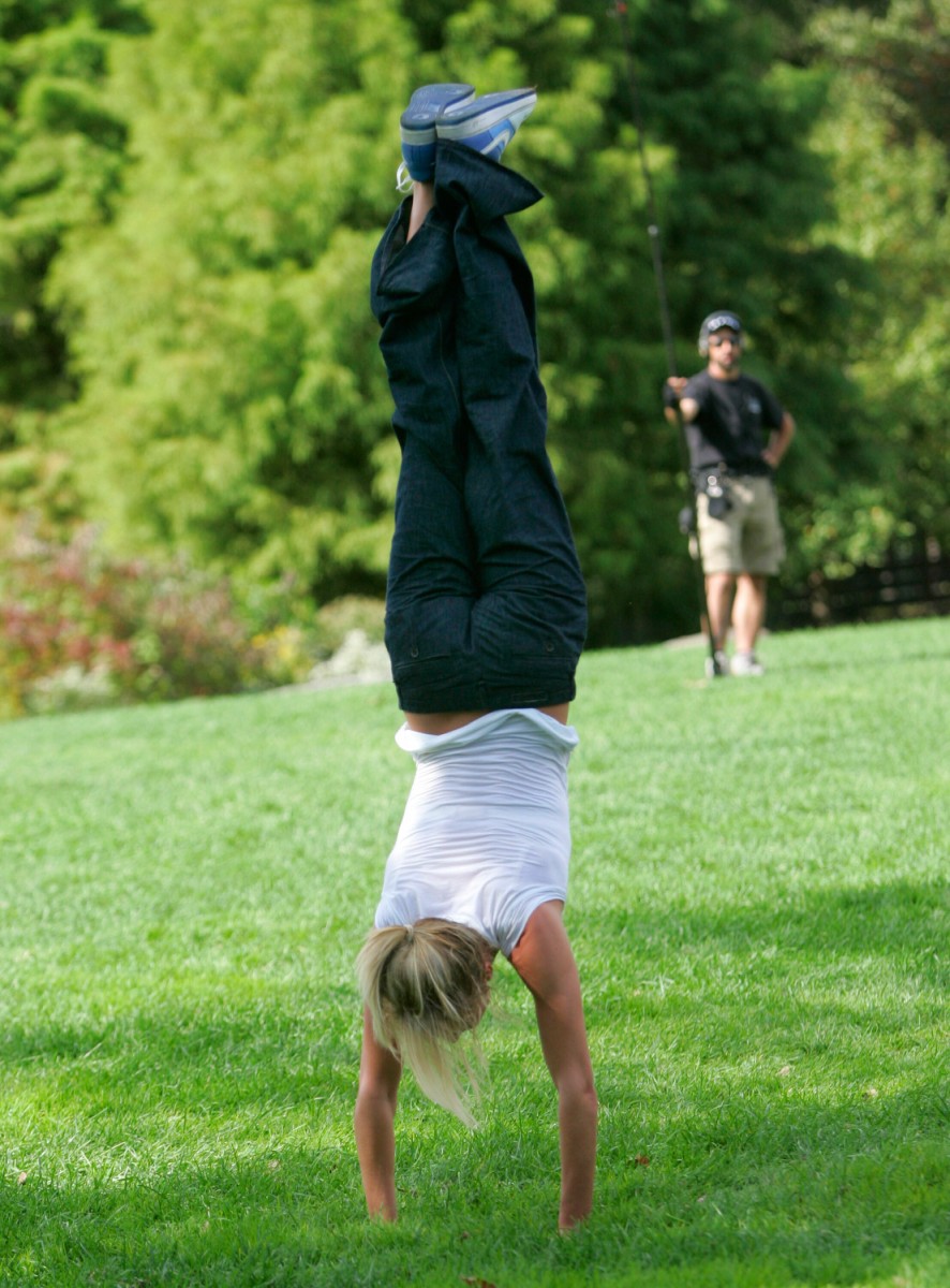 Cameron Diaz doing a handstand after a meal on a movie set-6