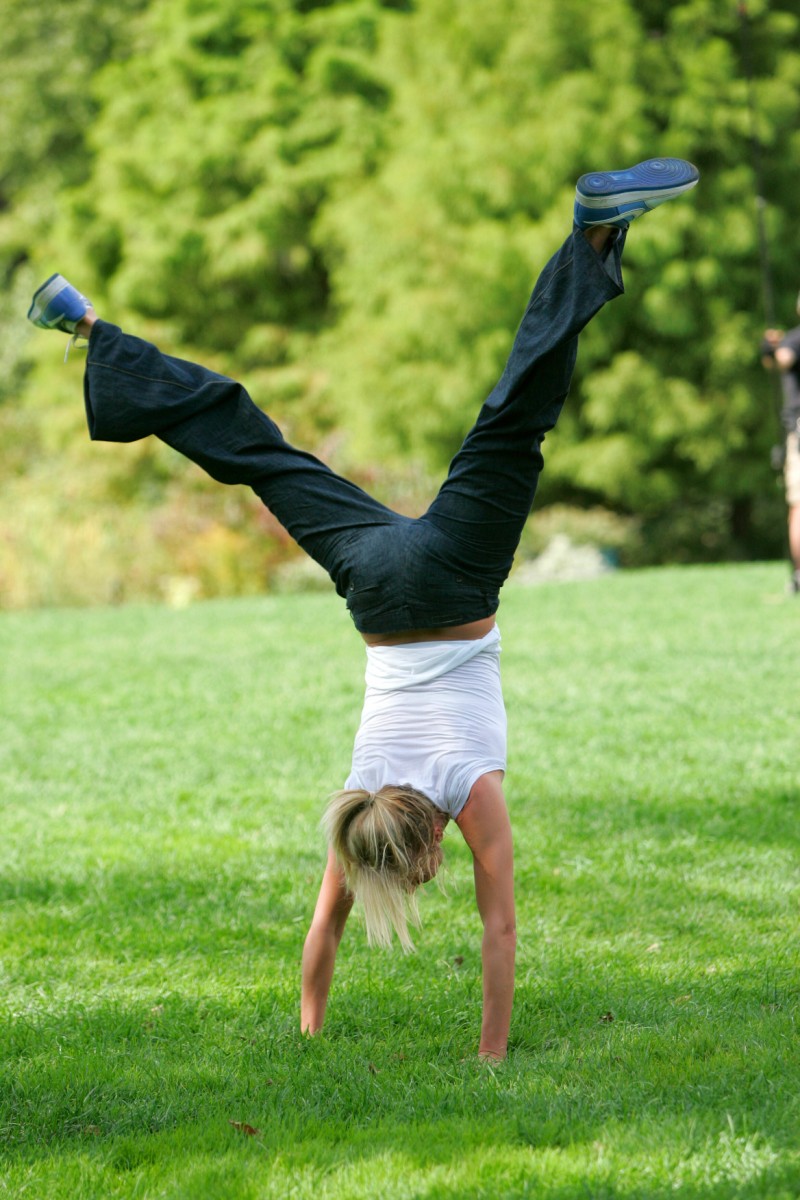 Cameron Diaz doing a handstand after a meal on a movie set-9
