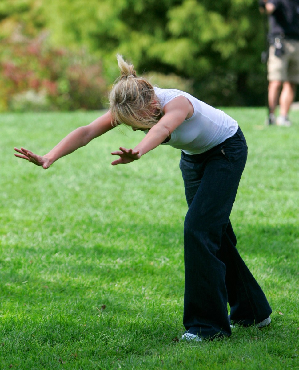 Cameron Diaz doing a handstand after a meal on a movie set-5