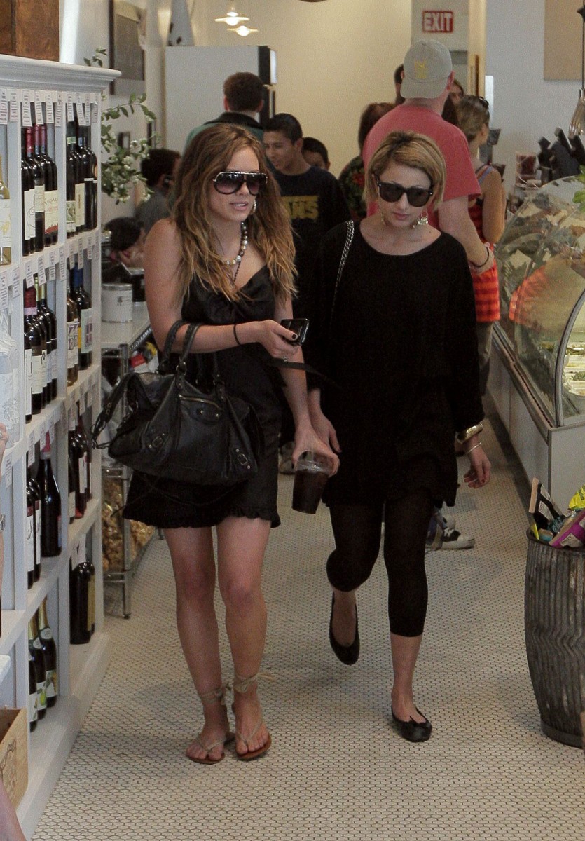 Hilary Duff shopping on 3rd street in West Hollywood-1