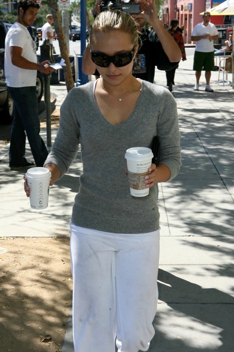Hayden Panetierre with two large starbucks coffees-2