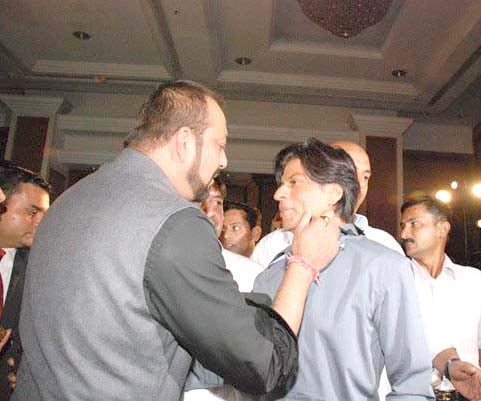 Dilip Kumar And Saira Banu Launch The Book Mr And Mrs Dutt Sanjay Dutt Shahrukh Khan 21 0 Most Viewed Bollywood Photos Bollywood Photos mrs dutt sanjay dutt shahrukh khan