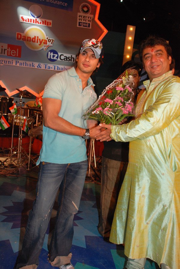 Shahid Kapoor at Sankalp Dandiya to promote Jab We Met - 1