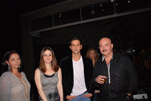 Suzanne Khan, Hrithik Roshan, Rakesh Roshan in Subhash Ghai's Marriage Anniversary party at Mukta Arts office