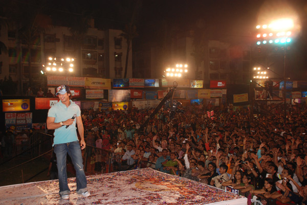 Shahid Kapoor at Sankalp Dandiya to promote Jab We Met - 3