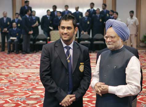 Prime Minister Manmohan Singh poses with Team India skipper Mahendra Singh Dhoni