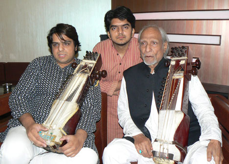 Padam-Bhushan-Ustad-Sabri-Khan-with-his-son-Kamal-Sabri-and-grand-son-Suhail-Yusuf