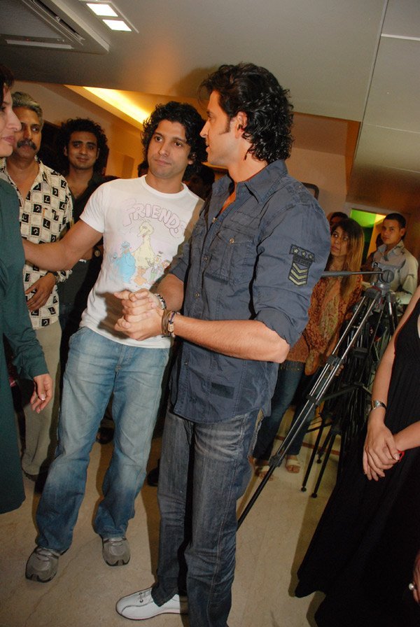 Farhan Akhtar, Hrithik Roshan inaugurates B_Blunt Saloon 