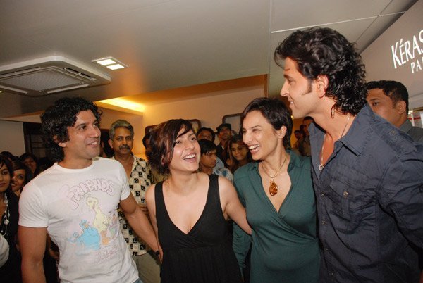 Farhan Akhtar, Adhuna Akhtar, Hrithik Roshan inaugurates B_Blunt Saloon 