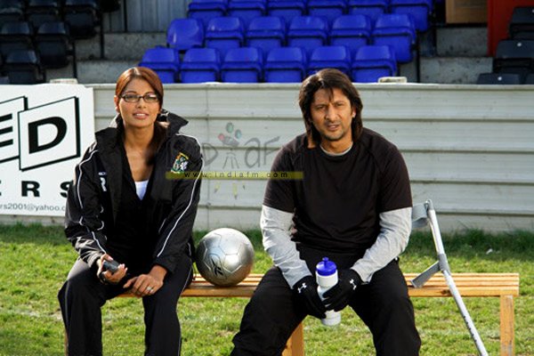 Bipasha Basu, Arshad Warsi in Dhan Dhana Dhan Goal
