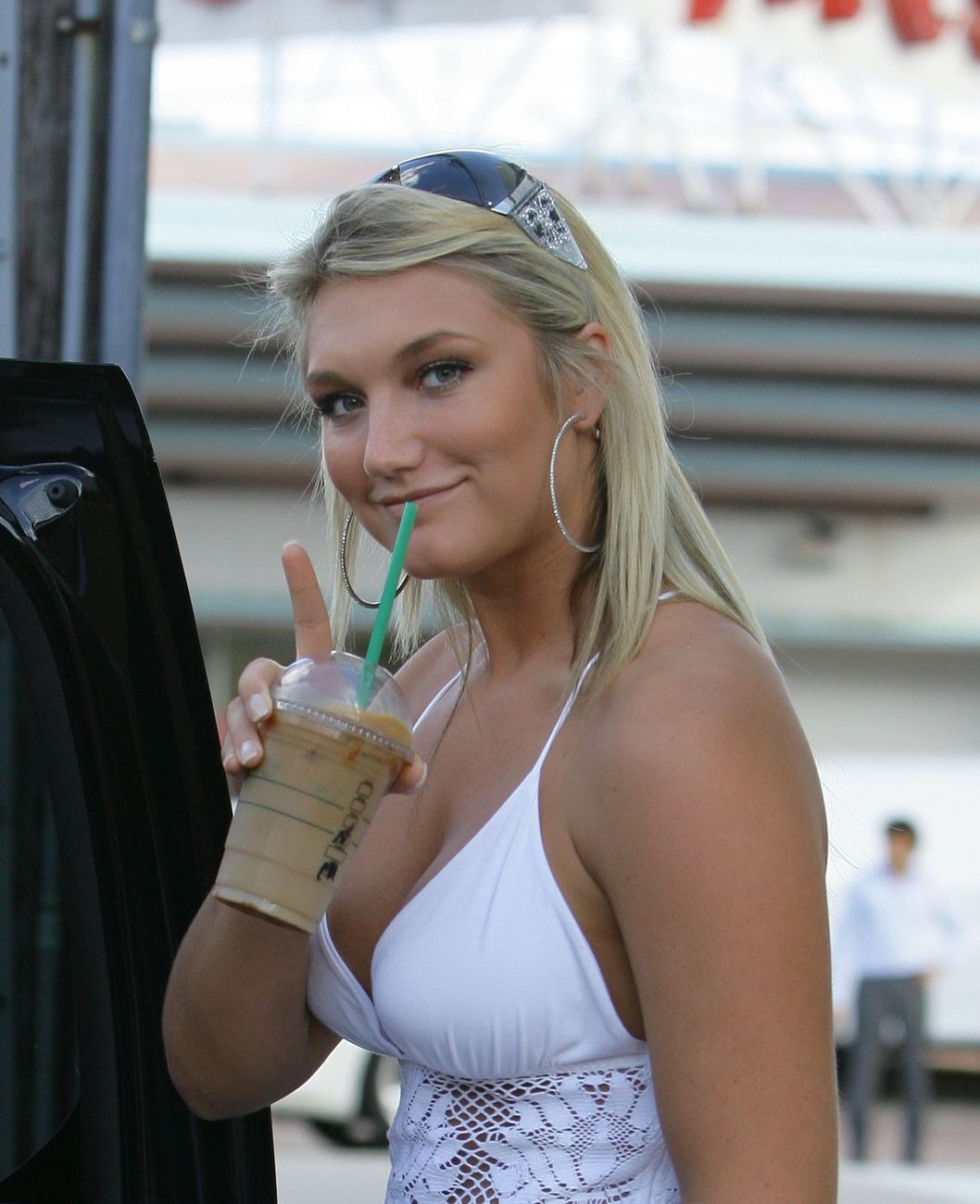 Brooke Hogan leaving starbucks in Miami Beach-5