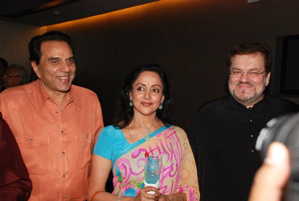 Dharmendra, Hema Malini, Nitin Mukesh at Shatrughan Sinha's birthday party