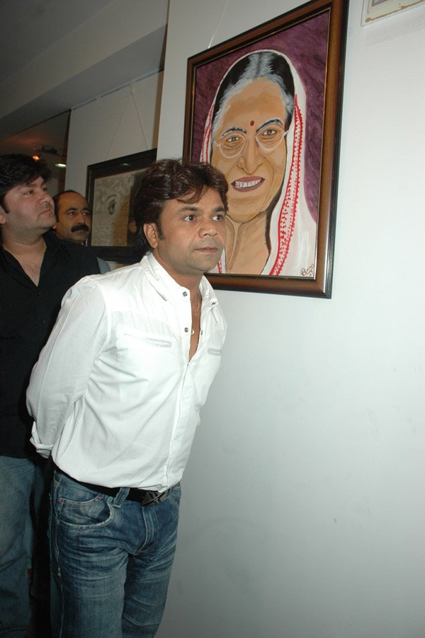 Rajpal Yadav at the painting exhibition by 9 yr old Haris Imtiyaz Khan 