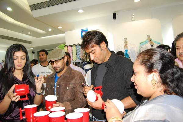 Ayesha Takia, Ajay Devgan, Arshad Warsi at the Sunday-Provogue Tie-up 