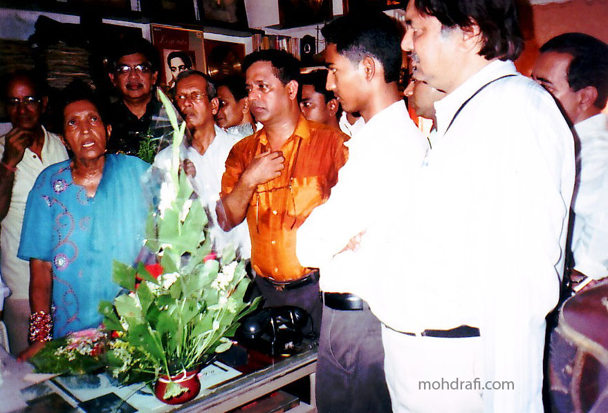 P2 - Picture 2  Rafi Lovers at the legend's music room. Playback singer Mubarak Begum is seen in blue