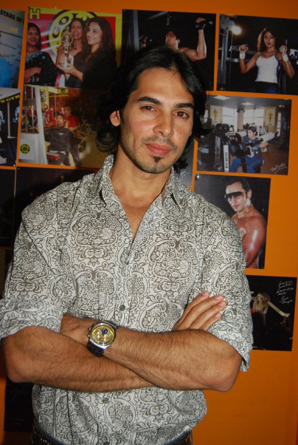 Dino Morea at Gold's Gym Calendar Launch on eve of its 5th Anniversary 