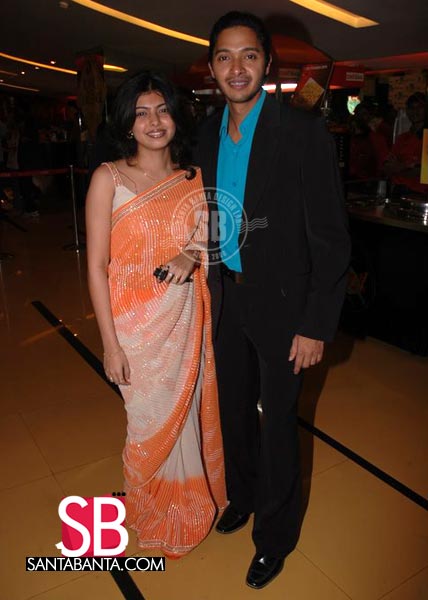 Shreyas Talpade with wife at the Premiere of Bombay To Bangkok 