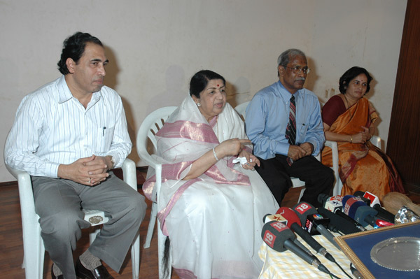 Lata Mangeshkar was felicitated by the Goa University 