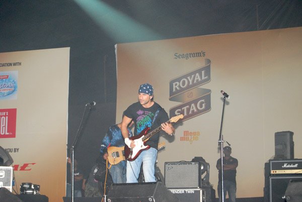 Saif Ali Khan performs at Seagram's Royal Stag Mega Music concert 