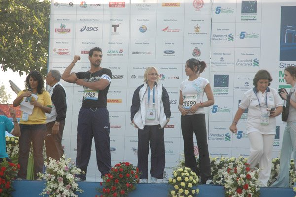 John Abraham, Bipasha Basu at the 5th Standard Chartered Mumbai Marathon 2008 