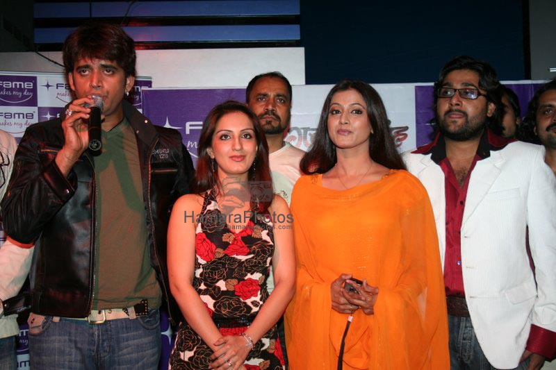 Ravi Kissen, Sunali Rathod, Sambhanvna Seth at Gabbar Singh Premiere at Fame Adlabs 