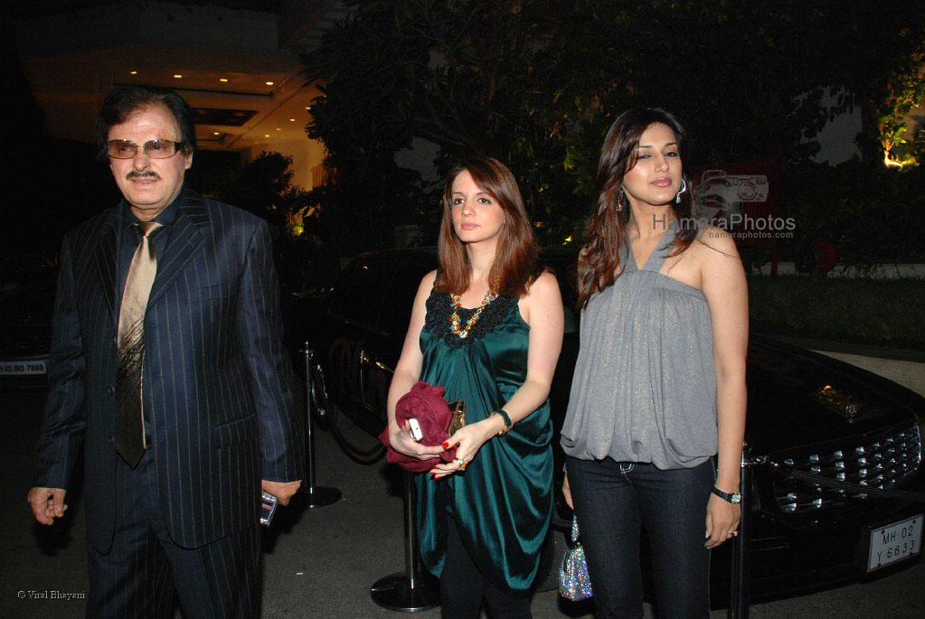 Sanjay Khan, Suzanne, Sonali Bendre at Bollyood A listers at DJ Aqeels new club Bling launch in Hotel Leela on Jan 27 2008 