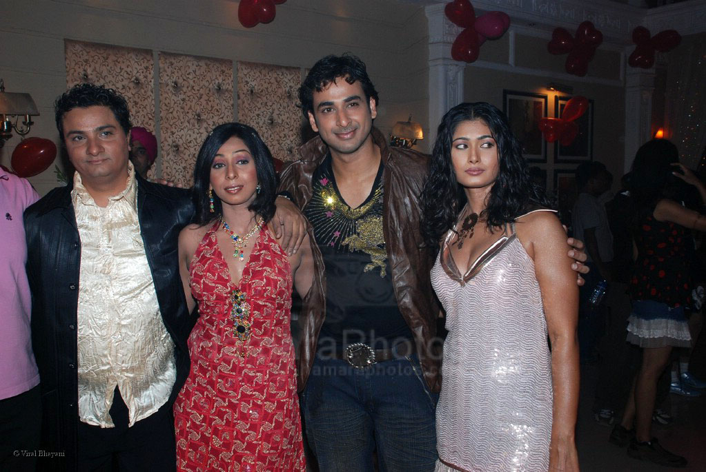 Sarwar Ahuja, Divya Diwedi, Simran Sachdeva at Aisi Deewangi music video in Filmcity on Jan 28, 2008 