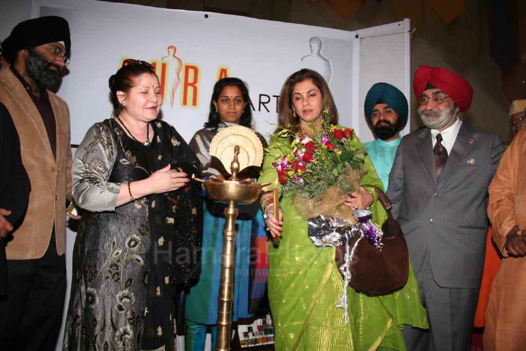 Dimple Kapadia, Supriya Sule at Aura Art Exhibition at Nehru Centre, Worli on 29th Jan 2008 