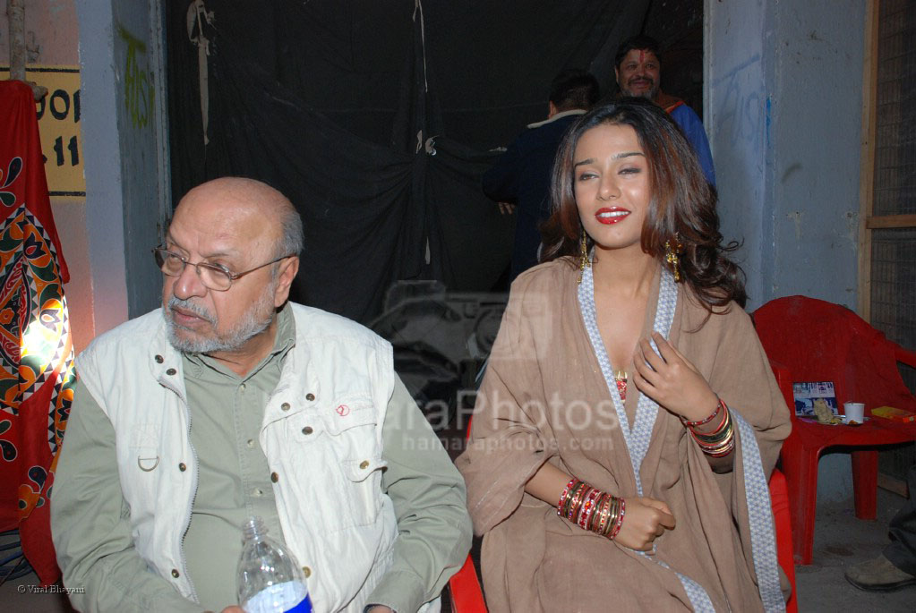 Shyam Benegal, Amrita Rao at the location of film Mahadev Ka Sajjanpur in Cinevistas on Jan 30th 2008 