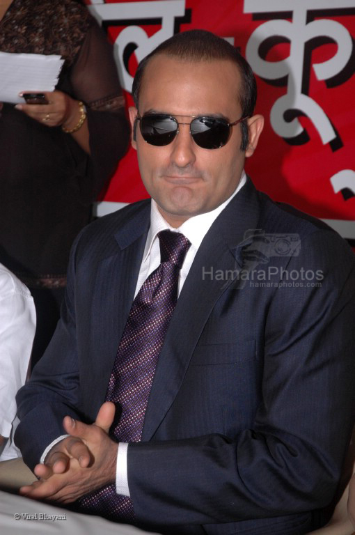 Akshay Khanna at Race music launch on the sets of Amul Star Voice Chotte Ustaad in Film City on Feb 4th 2008 ~0