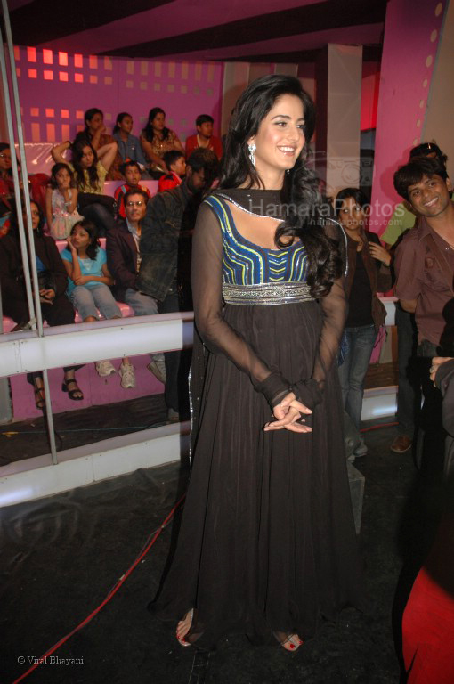 Katrina Kaif at Race music launch on the sets of Amul Star Voice Chotte Ustaad in Film City on Feb 4th 2008 