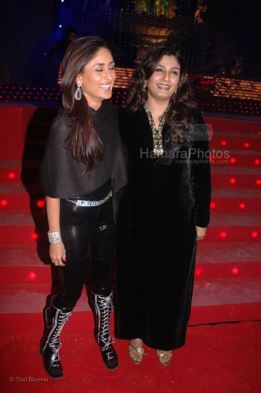 Kareena Kapoor ,Raveena Tandon at the MAX Stardust Awards 2008 on 27th Jan 2008 