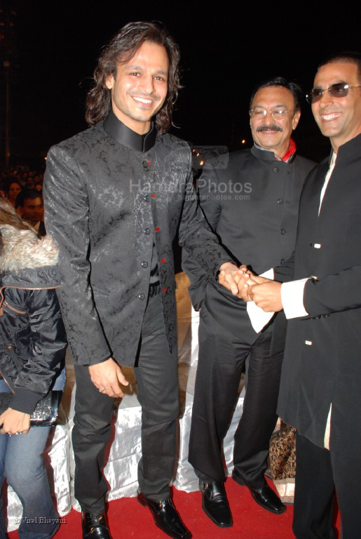 Vivek Oberoi,Akshaye Kumar at the MAX Stardust Awards 2008 on 27th Jan 2008 