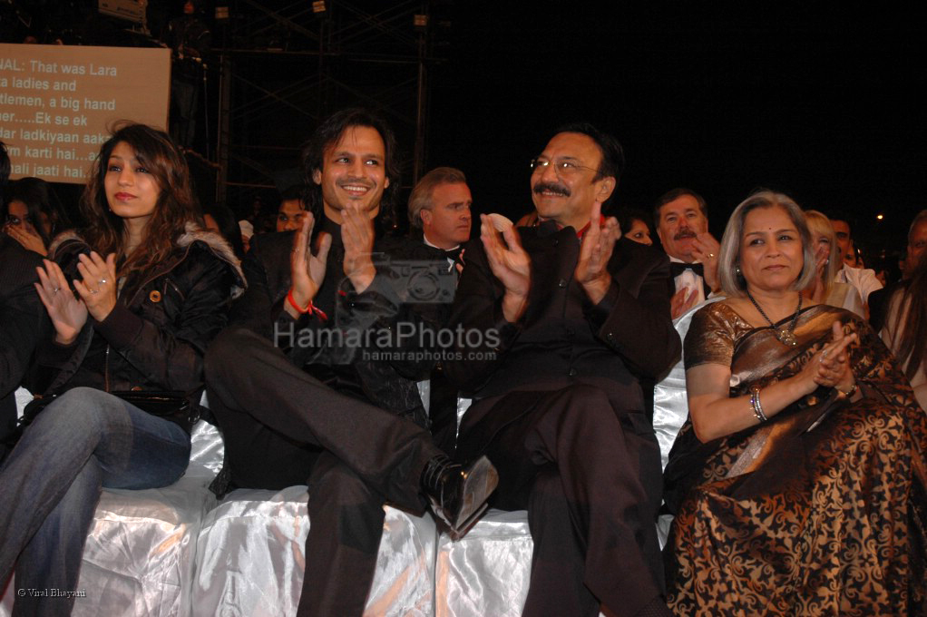 Vivek Oberoi & Family at the MAX Stardust Awards 2008 on 27th Jan 2008 