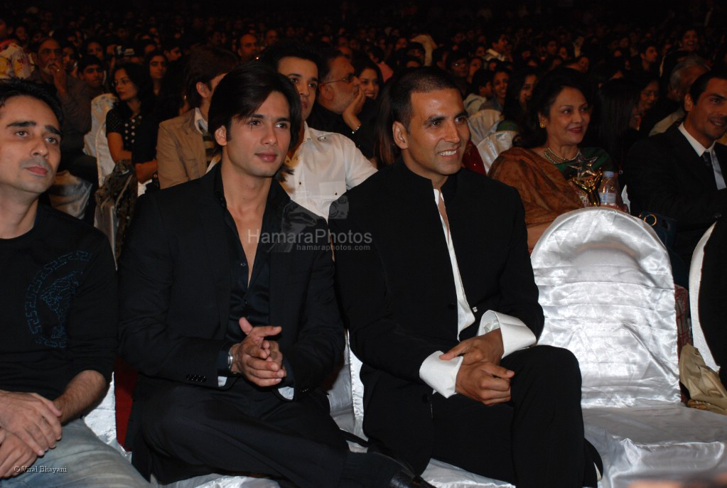 Shahid Kapoor ,Akshaye Kumar at the MAX Stardust Awards 2008 on 27th Jan 2008 