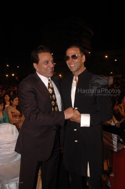 Akshaye Kumar with Dharmendra at the MAX Stardust Awards 2008 on 27th Jan 2008 ~0