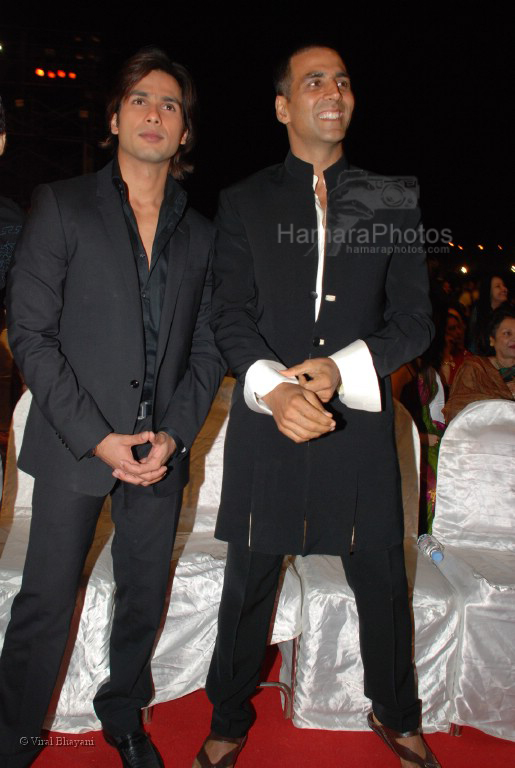 Shahid Kapoor ,Akshaye Kumar at the MAX Stardust Awards 2008 on 27th Jan 2008 