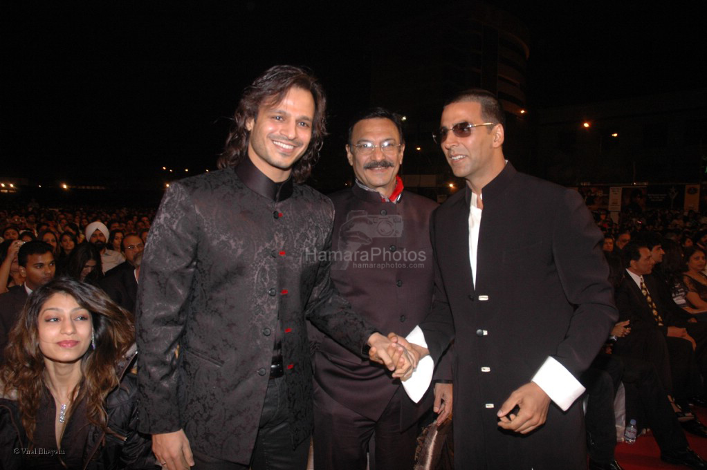 Akshaye Kumar with Vivek & Suresh Oberoi at the MAX Stardust Awards 2008 on 27th Jan 2008 