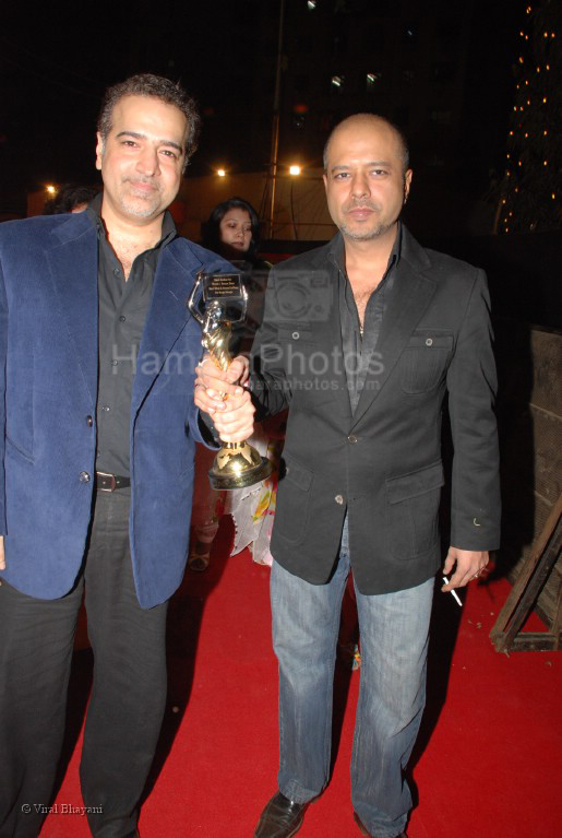 Naved and Ravi Behl at the Global Indian TV Awards red carpet in Andheri Sports Complex on Feb 1st 2008 