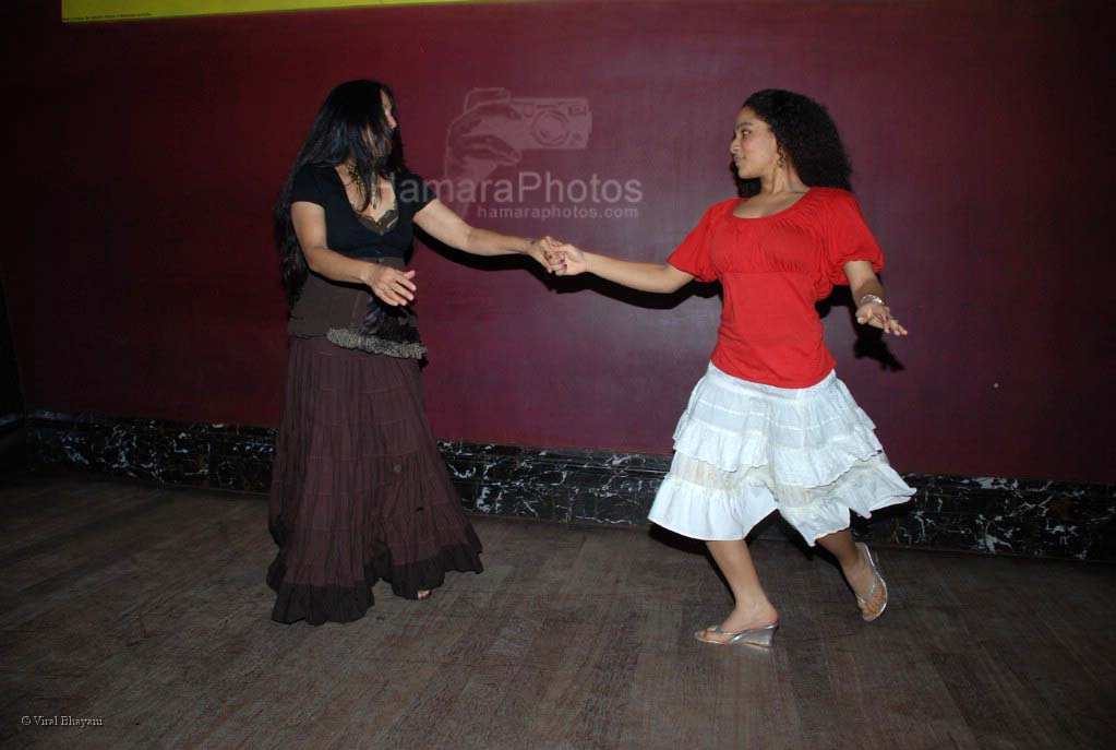 Neena Gupta dances along with  daughterat Sandip Soparkar's event in Enigma