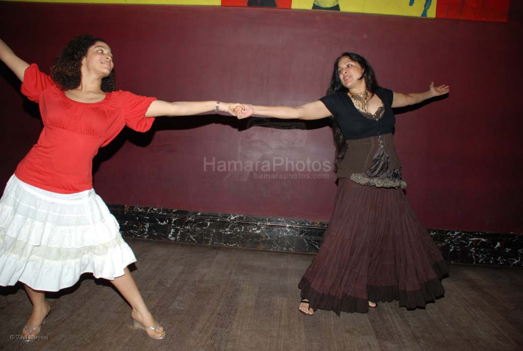 Neena Gupta dances along with  daughter at Sandip Soparkar's event in Enigma